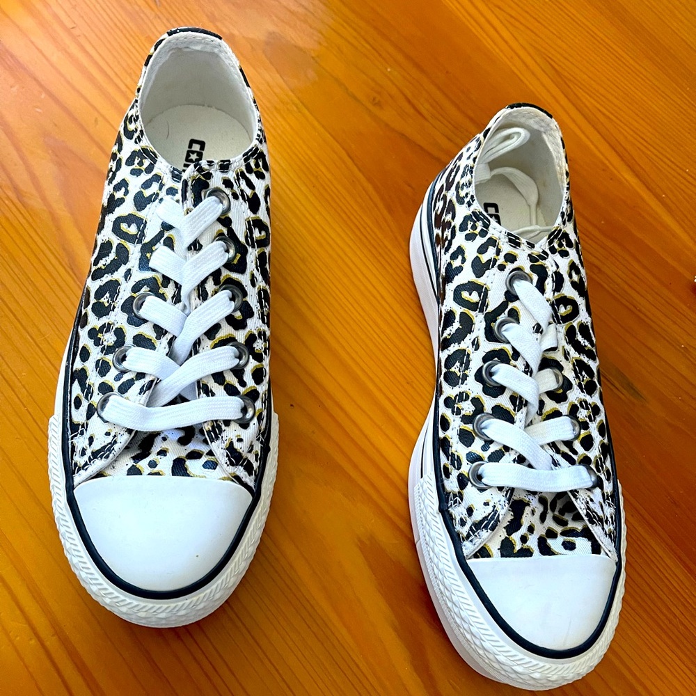 Converse platform tennis shoes new with box. Just in time for summer!